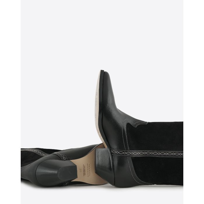 Bottes Santiag Duerto Isabel Marant en cuir suédé et en cuir lisse brodé noir. Détail des sous-semelles et talons.