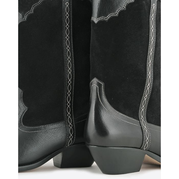 Bottes Santiag Duerto Isabel Marant en cuir suédé et en cuir lisse brodé noir. Détail du cuir suédé brodé et du talon.