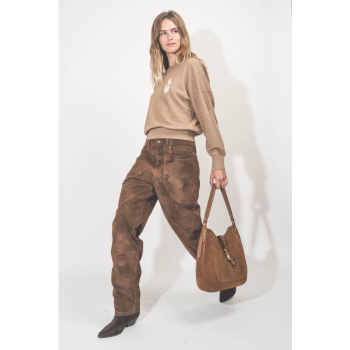 Bottes Duerto Isabel Marant en cuir suédé chocolat. Portées de profil avec un total look en camaïeux de ton chaud.