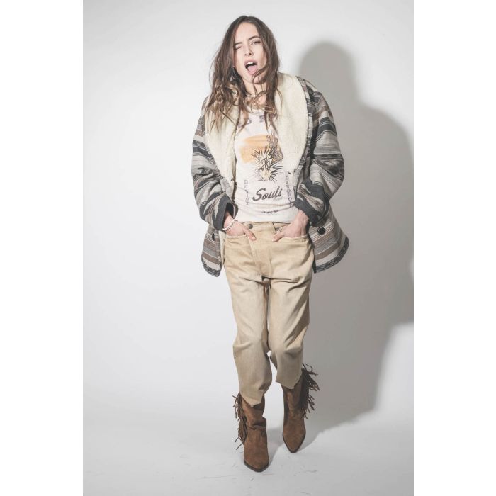 Bottes en cuir suédé marron forme santiag avec des franges sur les côtés Duerto Isabel Marant. Porté de face.