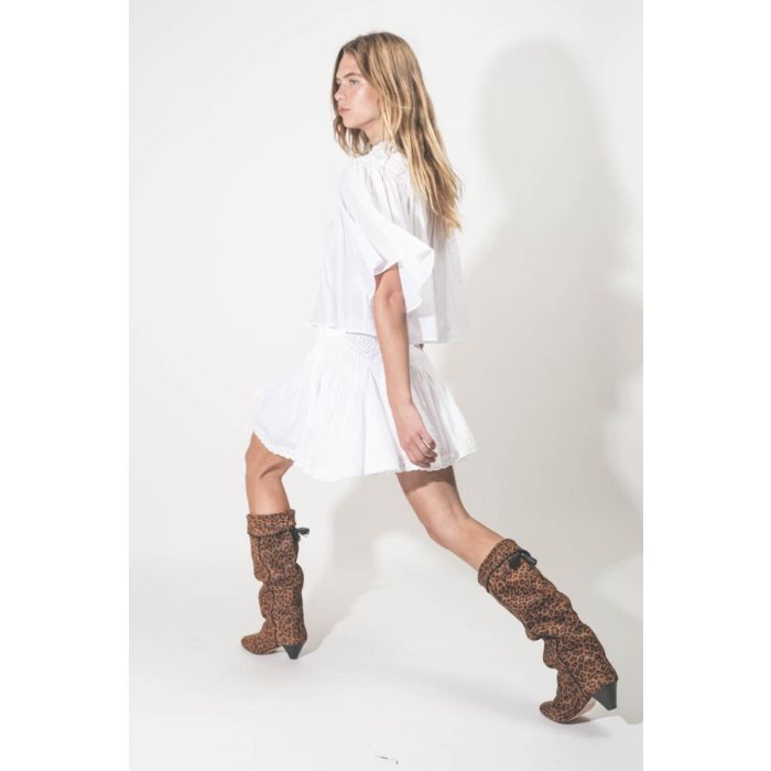 Bottes Elita Isabel Marant en cuir suédé drapé imprimé léopard. Portées de profil dos.
