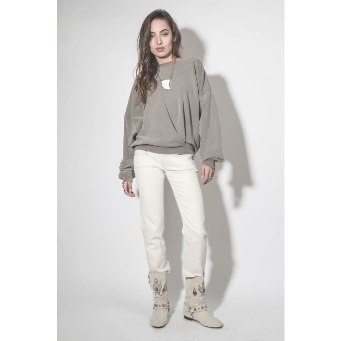 Bottes en cuir suédé écru brodées harnais et mini franges sur les côtés Siani Isabel Marant. Porté avec un sweat kaki et un jean écru.