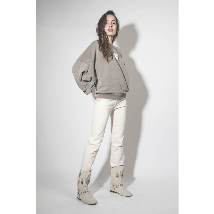 Bottes en cuir suédé écru brodées harnais et mini franges sur les côtés Siani Isabel Marant. Porté de profil.