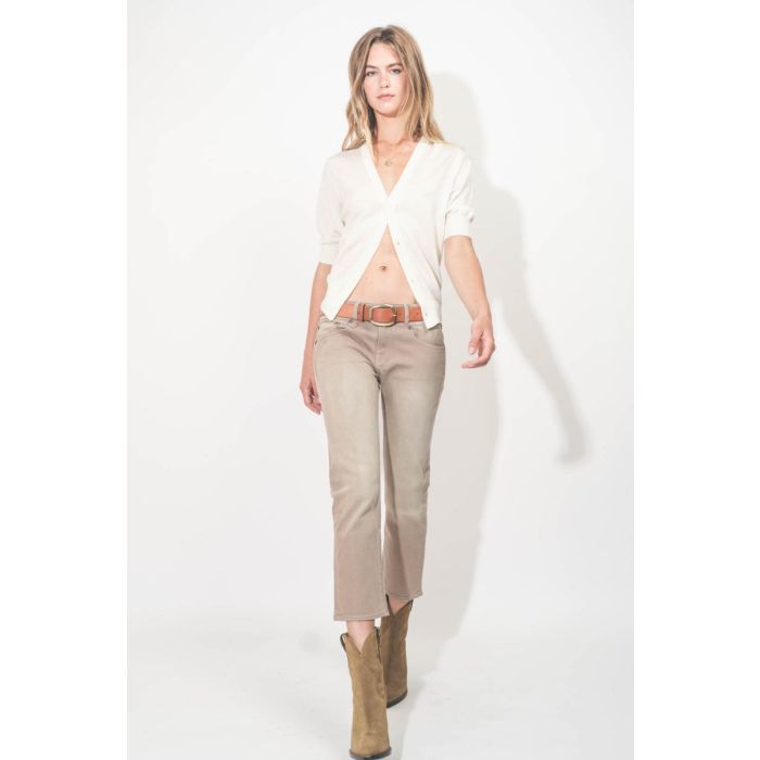 Ceinture Dara Isabel Marant en cuir cognac avec boucle dorée. Portée avec des boots à talons.