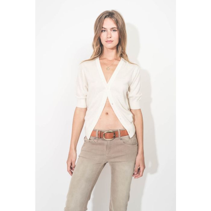 Ceinture Dara Isabel Marant en cuir cognac avec boucle dorée. Portée avec un jean beige.