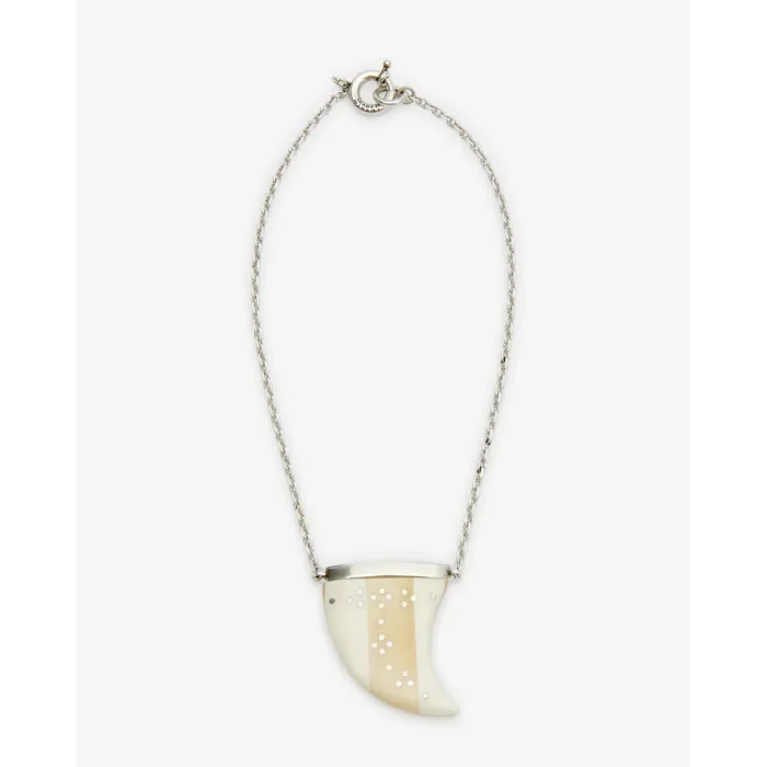 Collier avec pendentif oversize corne de buffle Ellen Isabel Marant, finitions argentées. Détail du fermoir classique à ressort.