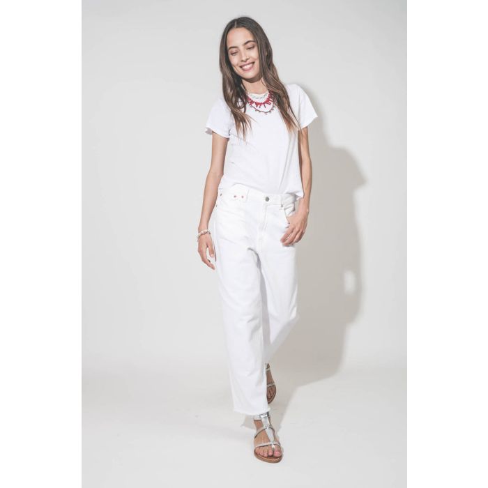 Collier de perles et os rouges Jolana Isabel Marant. Porté en accumulation avec un collier coquillage Noki et un collier Adriel en perles rouges et pampilles en métal argenté Isabel Marant. Tee-shirt blanc Little The Great, jean blanc Georgia Denimist et 
