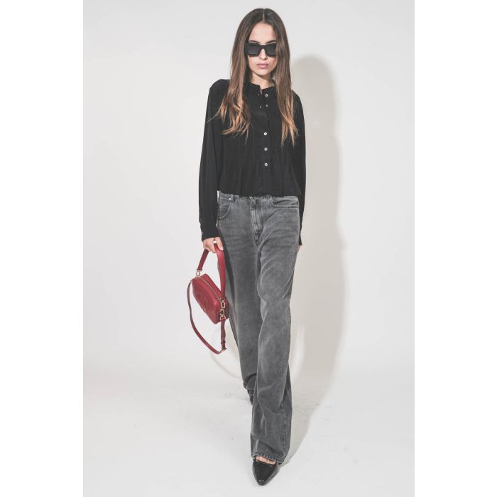 Chemise courte manches longue col Mao plis devant en viscose noire Adzara Marant Etoile. Portée avec un jean large fluide gris clair Joanny Marant Etoile et des escarpins en cuir noir Slingbacks à talons Freya Anine Bing. Sac en cuir rouge logo AB Lili An