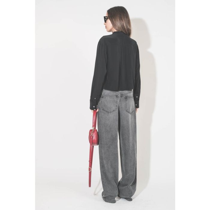 Chemise courte manches longue col Mao plis devant en viscose noire Adzara Marant Etoile. Portée de dos avec un jean large fluide gris clair Joanny Marant Etoile et des escarpins en cuir noir Slingbacks à talons Freya Anine Bing. Sac en cuir rouge logo AB 