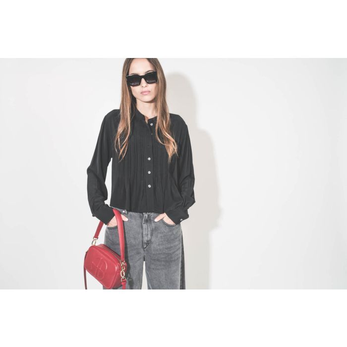 Chemise courte manches longue col Mao plis devant en viscose noire Adzara Marant Etoile. Porté avec un jean large fluide gris clair Joanny Marant Etoile. Sac en cuir rouge logo AB Lili Anine Bing et lunettes de soleil montures noires Indio AB Anine Bing.