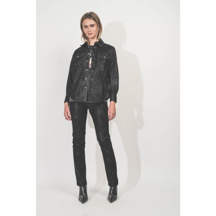 Chemise Karima Isabel Marant Etoile en faux cuir noir. Portée de face.