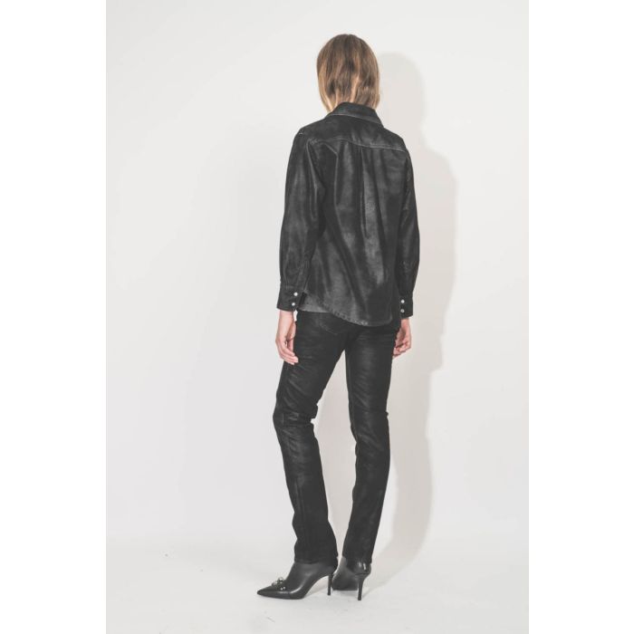 Chemise Karima Isabel Marant Etoile en faux cuir noir. Portée de dos.