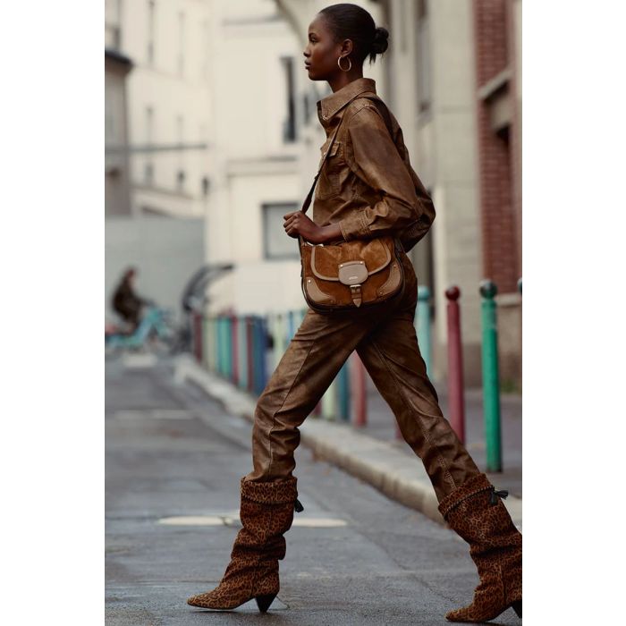Chemise Karima Isabel Marant Étoile en faux cuir Tabacco. Portée de profil sur un jean slim assorti.