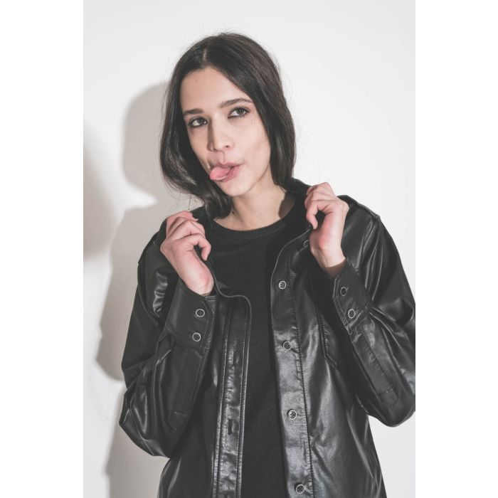 Chemise Noee Isabel Marant Étoile en sky noir. Détail des poignées droit-boutonnées.