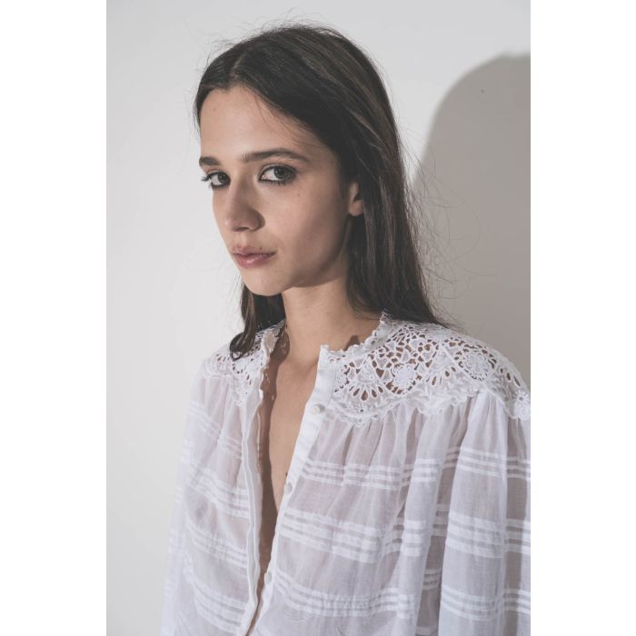 Chemise Polly Isabel Marant Étoile en voile de coton et dentelle blanche. Détail des épaules en dentelle.