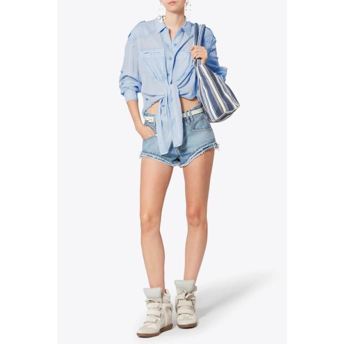 Chemise Valiane Isabel Marant Etoile en voile de coton bleu clair, portée de face avec un short en denim. 