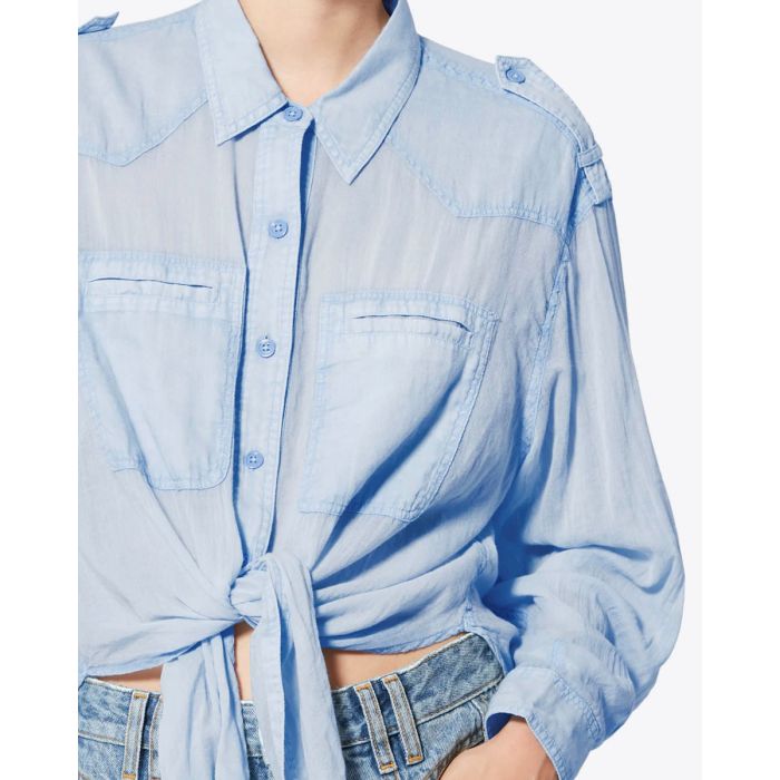 Chemise Valiane Isabel Marant Etoile en voile de coton bleu clair. Détail des poches plaquées.