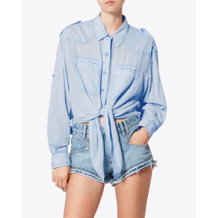 Chemise Valiane Isabel Marant Etoile en voile de coton bleu clair, portée de face.