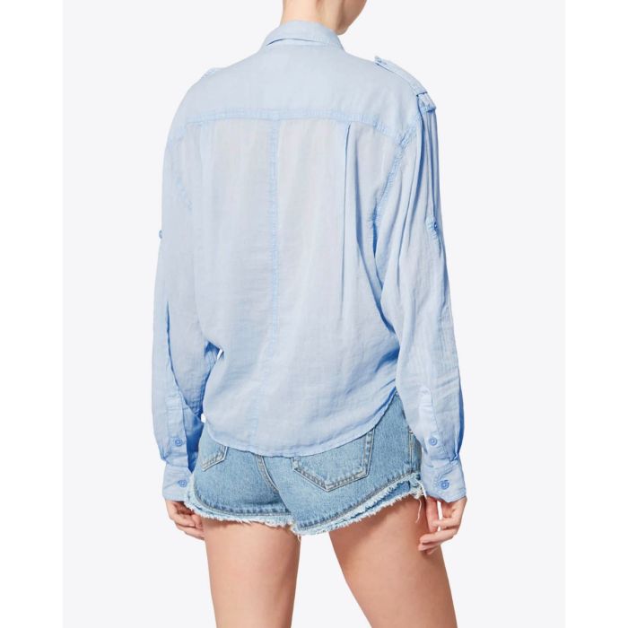 Chemise Valiane Isabel Marant Etoile en voile de coton bleu clair, portée de dos.