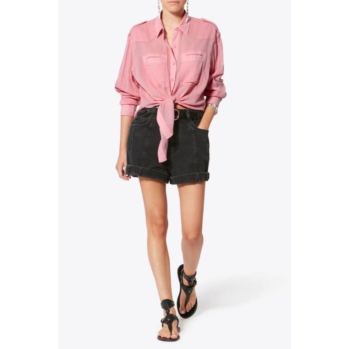 Chemise Valiane Isabel Marant Etoile en voile de coton rose Bubblegum, porté avec un short en denim noir.