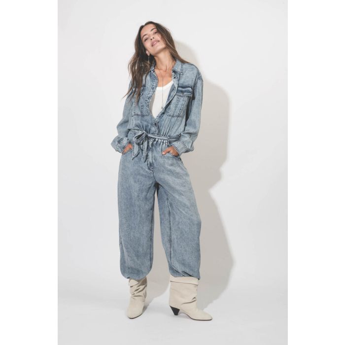 Combinaison manches longues en Lyocell bleu délavé Paige Isabel Marant Etoile. Porté mains dans les poches.