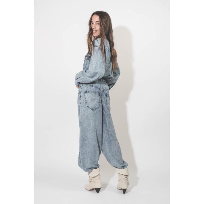 Combinaison manches longues en Lyocell bleu délavé Paige Isabel Marant Etoile. Porté avec des boots en cuir suédé écru.