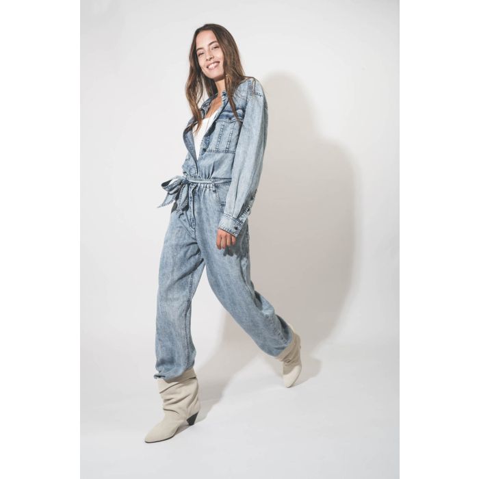 Combinaison manches longues en Lyocell bleu délavé Paige Isabel Marant Etoile. Porté de profil.