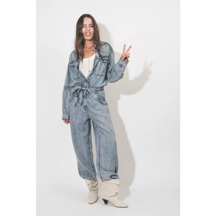 Combinaison manches longues en Lyocell bleu délavé Paige Isabel Marant Etoile. Porté avec un débardeur blanc.