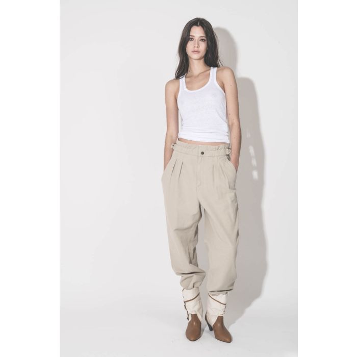 Débardeur Théa Isabel Marant Étoile en lin blanc, porté de face avec un pantalon large Isabel Marant Étoile.