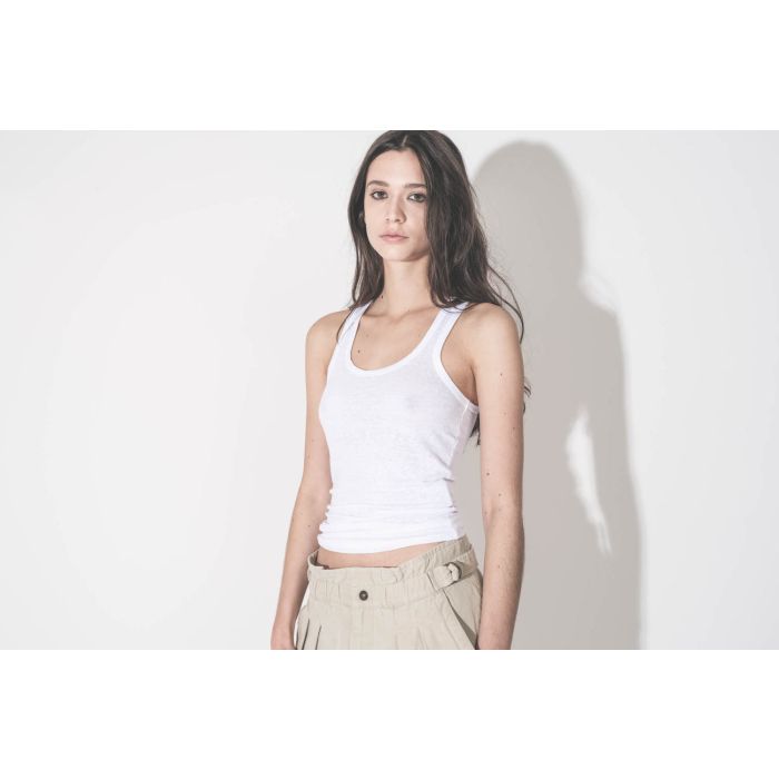 Débardeur Théa Isabel Marant Étoile en lin blanc, porté remonté à la taille.