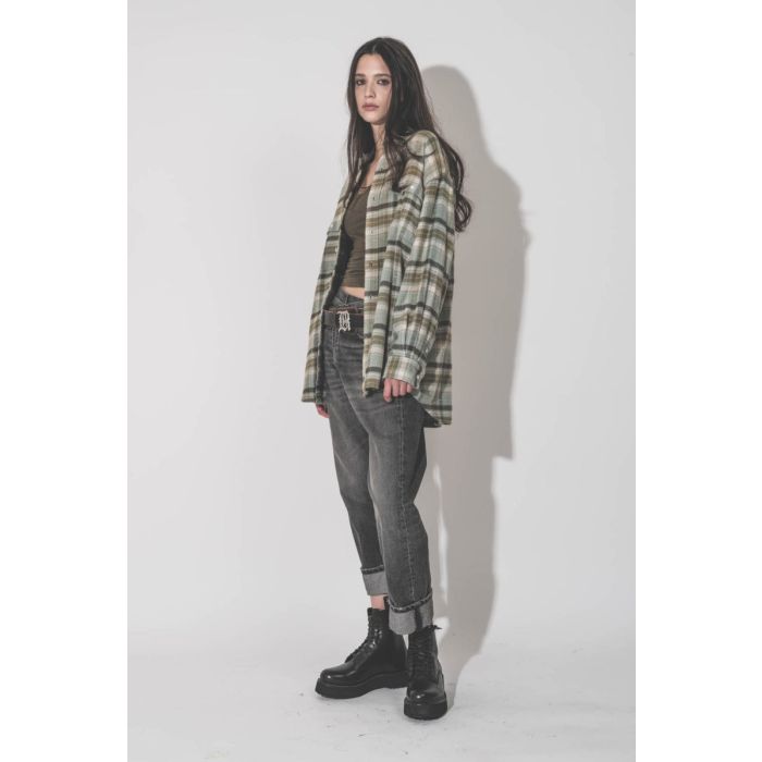 Débardeur Thea Isabel Marant Étoile en lin kaki, porté sous une chemise à carreaux R13.
