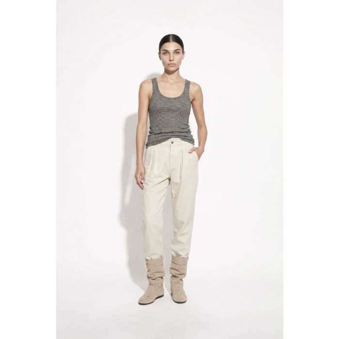 Débardeur Théa Isabel Marant Etoile à rayures noires et blanches en coton et lin, porté de face avec un pantalon Neriah beige Isabel Marant Etoile et des bottes Slouchy Isabel Marant.