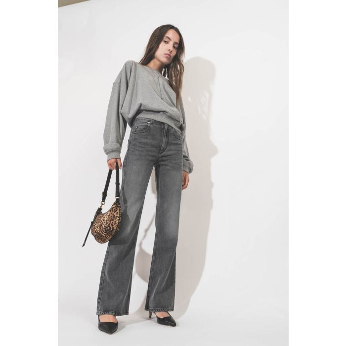 Jean taille haute en toile lyocell fluide gris Belvira Isabel Marant Etoile. Porté avec un sac en cuir léopard.