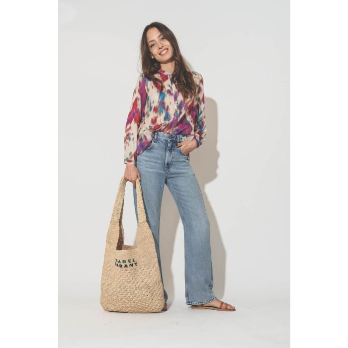 Jean taille haute fluide en tencel bleu ciel Belvira Isabel Marant Etoile. Porté avec un panier en raphia beige.