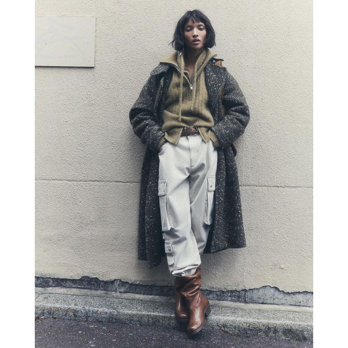 Manteau Horia kaki chiné en laine mélangé Isabel Marant Etoile. Porté avec un pull kaki et un pantalon écru.