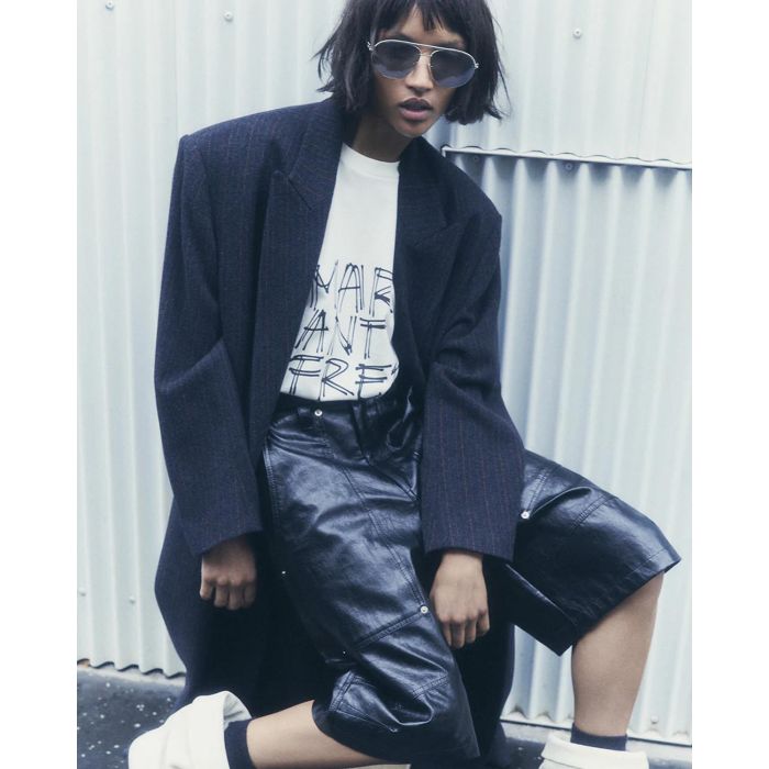 Manteau long masculin en laine mélangée bleu nuit à rayures fines Lexana Isabel Marant Etoile. Porté avec un tee-shirt blanc. 