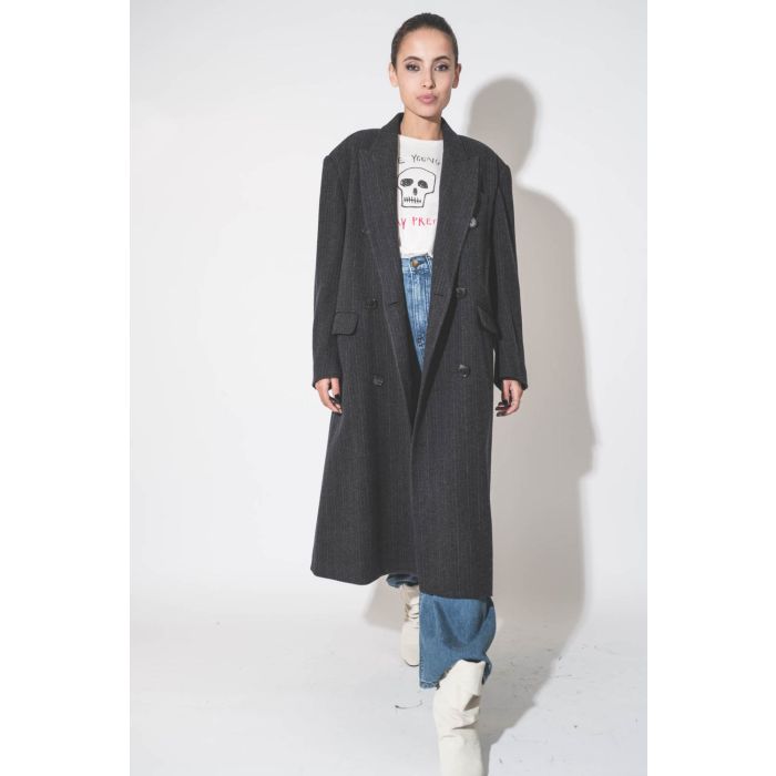 Manteau masculin en laine mélangée bleu nuit fines rayures Lexana Isabel Marant Etoile. Porté avec un tee-shirt rock.