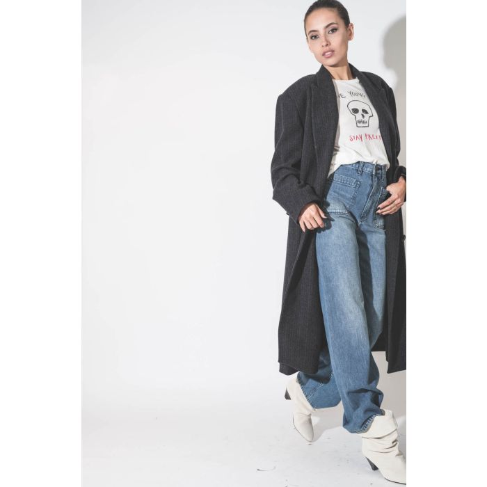 Manteau masculin en laine mélangée bleu nuit fines rayures Lexana Isabel Marant Etoile. Porté avec un jean taille haute évasé bleu.