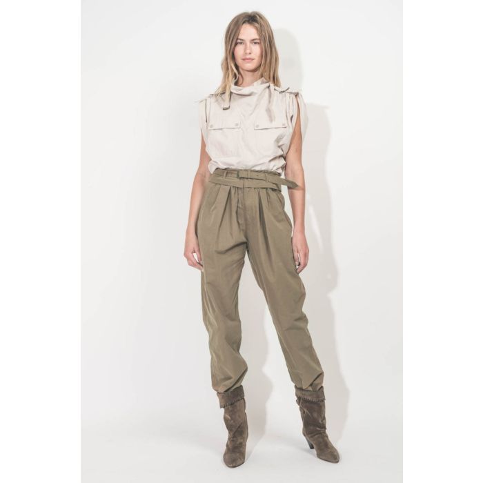 Pantalon Celia Isabel Marant en coton kaki. Porté de face avec les boots Dalby bronze Isabel Marant.