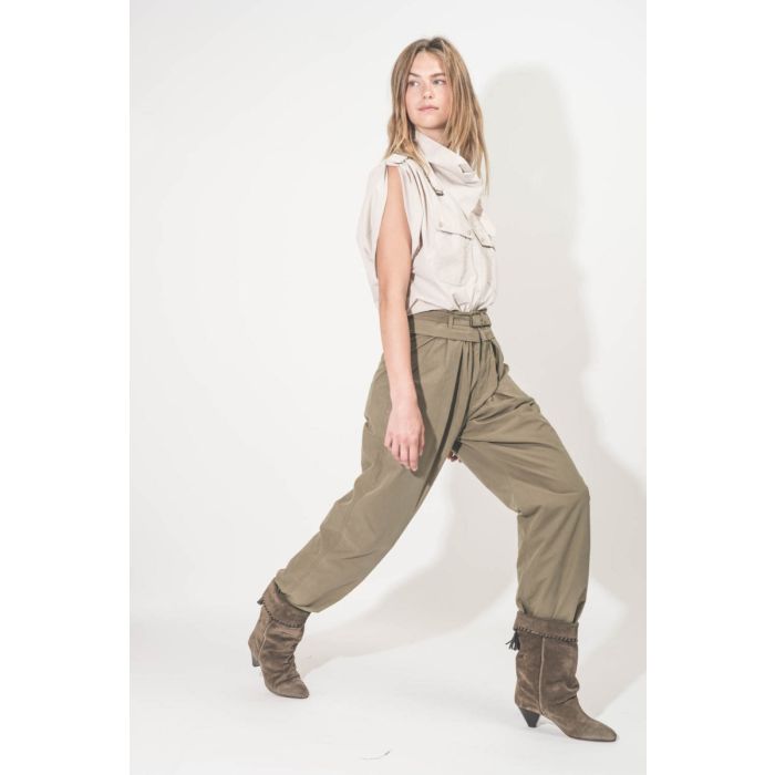 Pantalon Celia Isabel Marant en coton kaki. Porté de profil.