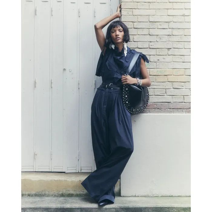 Pantalon taille haute à pinces noir Célia Isabel Marant Etoile. Porté avec un top assorti sans manches.