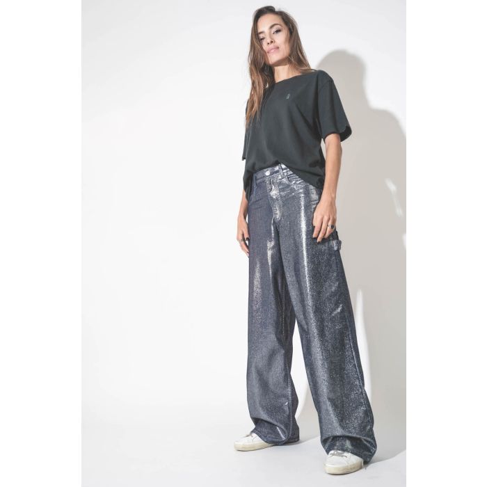 Jean Baggy bleu en coton enduit lamé argent Cover Isabel Marant Etoile. Porté avec un tee-shirt noir délavé.