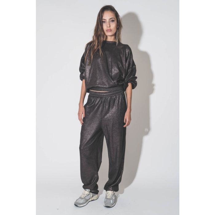 Pantalon de jogging baggy lamé noir Prunelia Isabel Marant Etoile. Porté de face.
