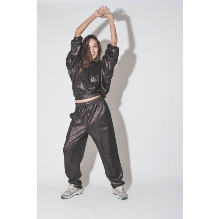 Pantalon de jogging baggy lamé noir Prunelia Isabel Marant Etoile. Porté avec un sweat-shirt assorti.