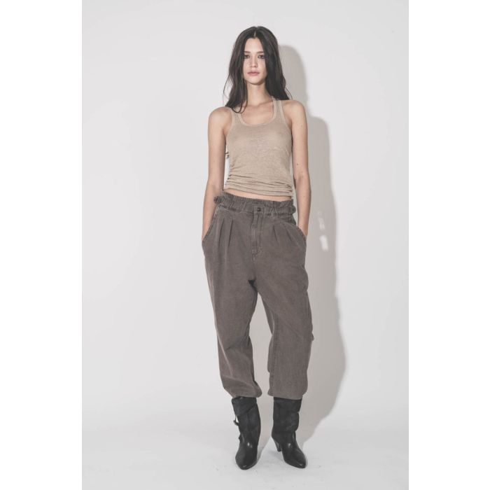 Pantalon Neriah Isabel Marant Etoile en coton et lin Dark Bronze, porté avec un débardeur Isabel Marant Etoile.