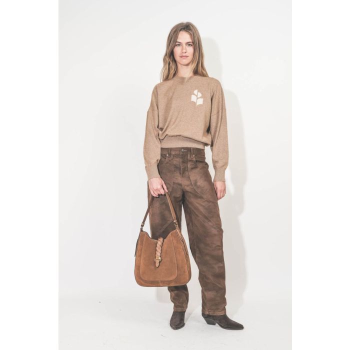 Pull Marisans Isabel Marant Etoile en coton et laine beige logo écru. Porté de face avec un pantalon tabac.