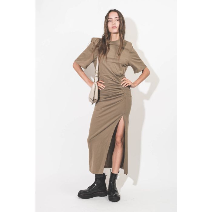 Robe longue manches courtes drapée et fendue en jersey de coton kaki Lexia Isabel Marant Etoile. Porté avec un sac en cuir écru.