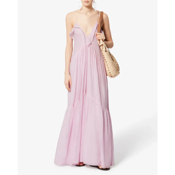 Robe longue à fines bretelles Vasma Isabel Marant Etoile en voile de coton rose pâle, portée avec un grand panier en osier.