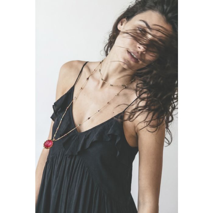 Robe longue à fines bretelles Vasma Isabel Marant Etoile en voile de coton noir, détail du décolleté en V.