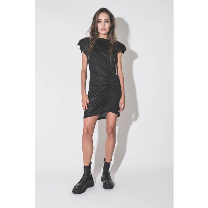 Mini-robe drapée manches courtes avec épaulettes amovibles en jersey noir brillant Nadilia Isabel Marant Etoile. Porté de Face. 